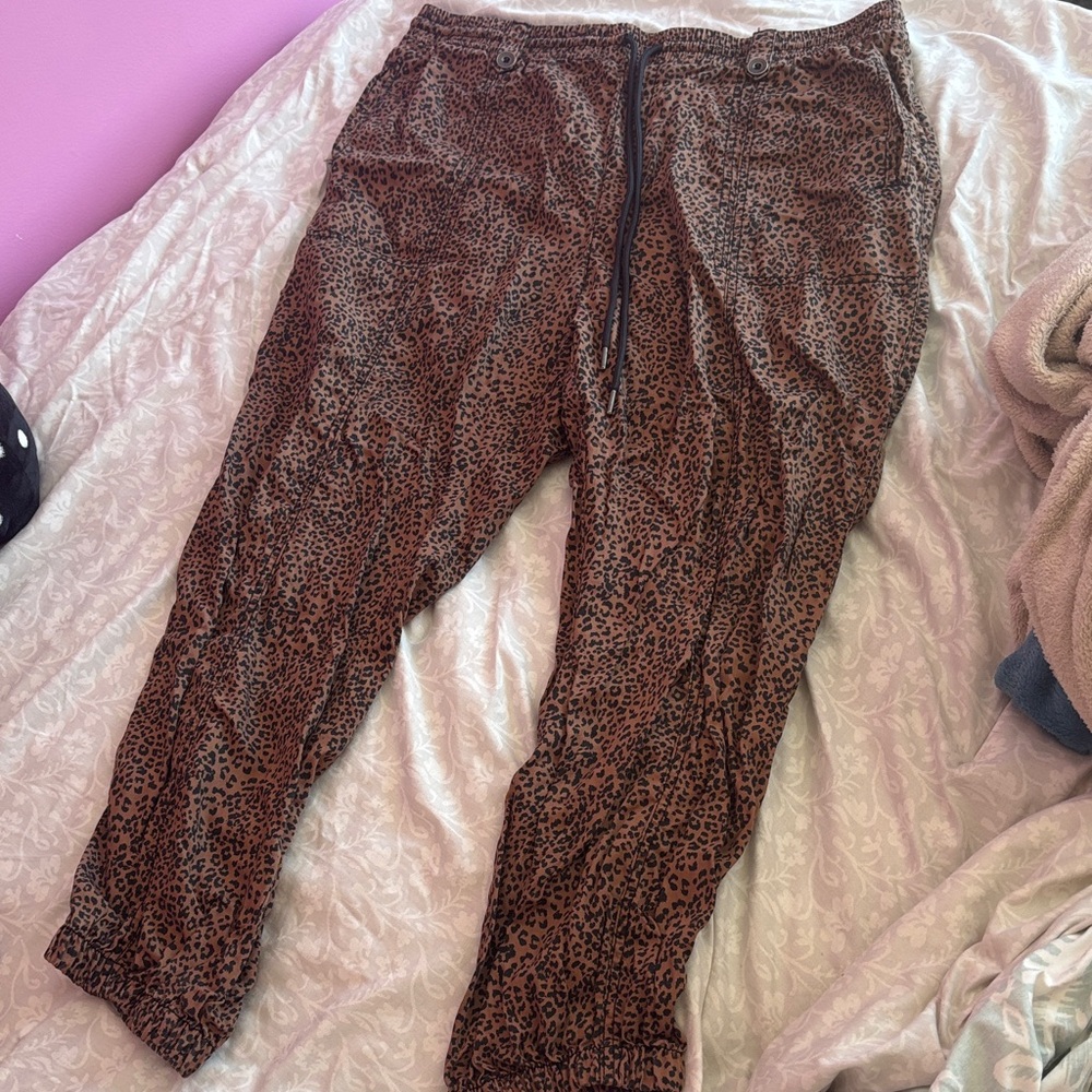 Knox Rose Brown Leopard Print Capris